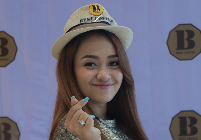 កញ្ញា ស៊ូ ស៊ីរីកា ក្លាយជាអ្នកតំណាងហាងកាហ្វេដ៏ល្បីមកពីប្រទេសថៃ