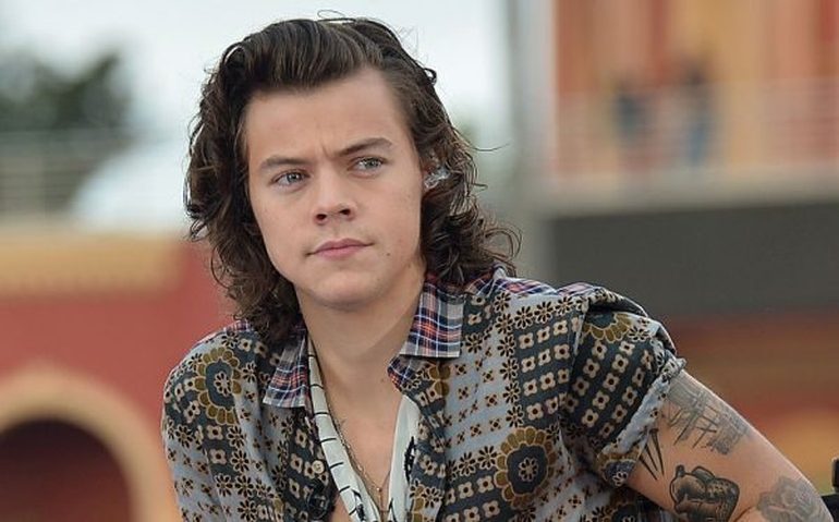 Harry Styles ផ្ដល់កម្លាំងចិត្តដល់ក្មេងស្រីរងគ្រោះក្នុងហេតុការណ៍បំផ្ទុះគ្រាប់បែក