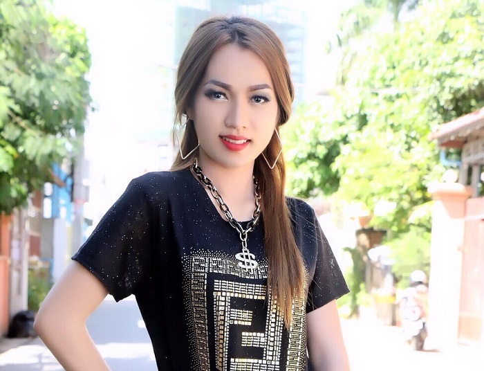 ផាណា ម៉ុច ទទួលជោគជ័យក្នុងអាជីពសម្ដែងដោយសារតួឆ្នាស់