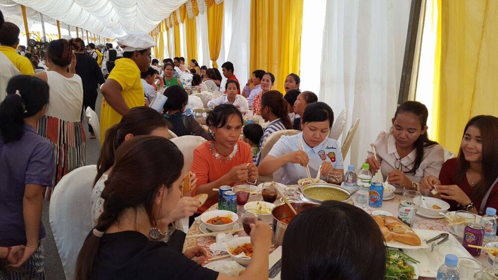 បងប្អូនរស់នៅលើអគារប៊ុលឌិង-ស កំពុងហូបនំបញ្ចុកលាគ្នា