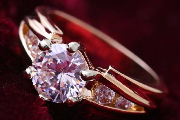 វិធីសាស្ត្រងាយៗក្នុងការពិនិត្យពេជ្រសុទ្ឋ ឬ ក្លែងក្លាយ