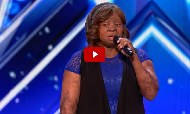 ទស្សនិកជនស្រែកទ្រហោយំ ពេលបានឮសំឡេងស្ត្រីម្នាក់ រួចជីវិតពីធ្លាក់យន្តហោះ