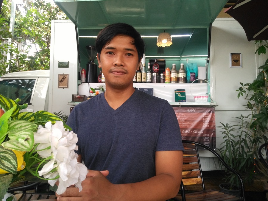 ច្នៃរថយន្តធ្វើជាហាងកាហ្វេមិនទាន់បានកន្លះឆ្នាំផងមានគេសុំទិញ (Franchise) ទៅហើយ!!!