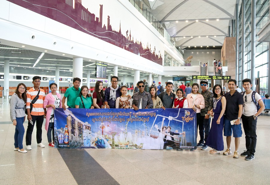 គូស្វាមីភរិយាថ្មី ចំនួន 10គូ ឈ្នះរង្វាន់ដំណើរកម្សាន្តក្រេបទឹកឃ្មុំនៅសិង្ហបុរីពី Tiger Beer