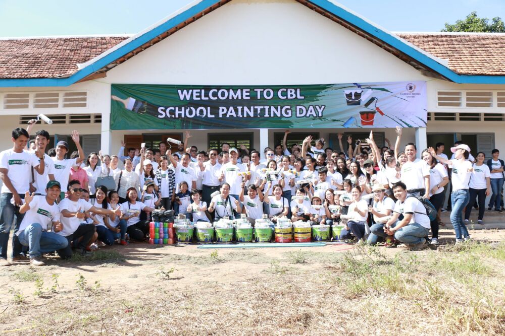 បុគ្គលិកក្រុមហ៊ុន CBL ចុះជួយកែលម្អសោភ័ណ្ឌភាពវិទ្យាល័យព្រែកឯក