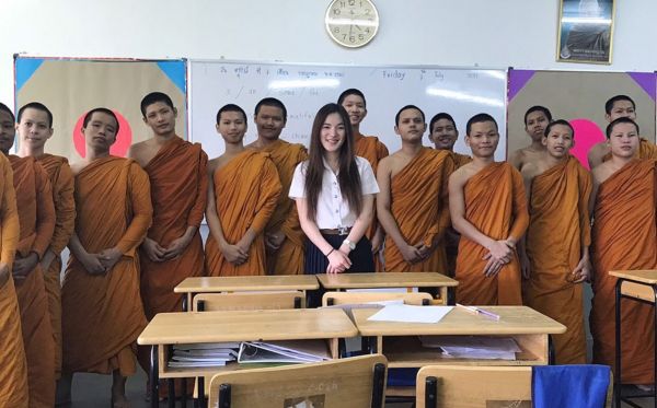 តារាស្រីថៃ Punpun Sutatta ចិត្តបុណ្យបង្រៀនភាសាអង់គ្លេសដល់ព្រះសង្ឃ