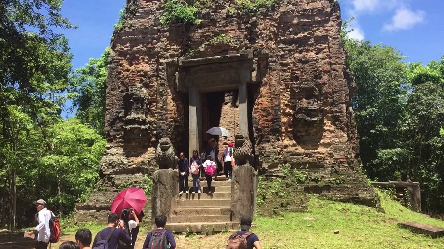 កន្លែងដែលធ្លាប់តែស្ងាត់ជ្រងំ ឥឡូវស្រាប់តែមនុស្សទៅលេងភ្លូកទឹកភ្លូកដី