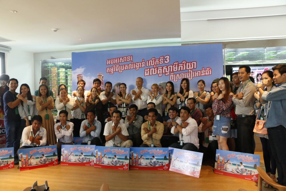 ស្រាបៀរអាន់ឆ័រប្រគល់រង្វាន់លើកទី 3 រដូវកាលថ្មីជូនគូស្វាមីភរិយាថ្មីក្នុងកម្មវិធីអាពាហ៍ពិពាហ៍ស្រាបៀរអាន់ឆ័រឆ្នាំ 2017