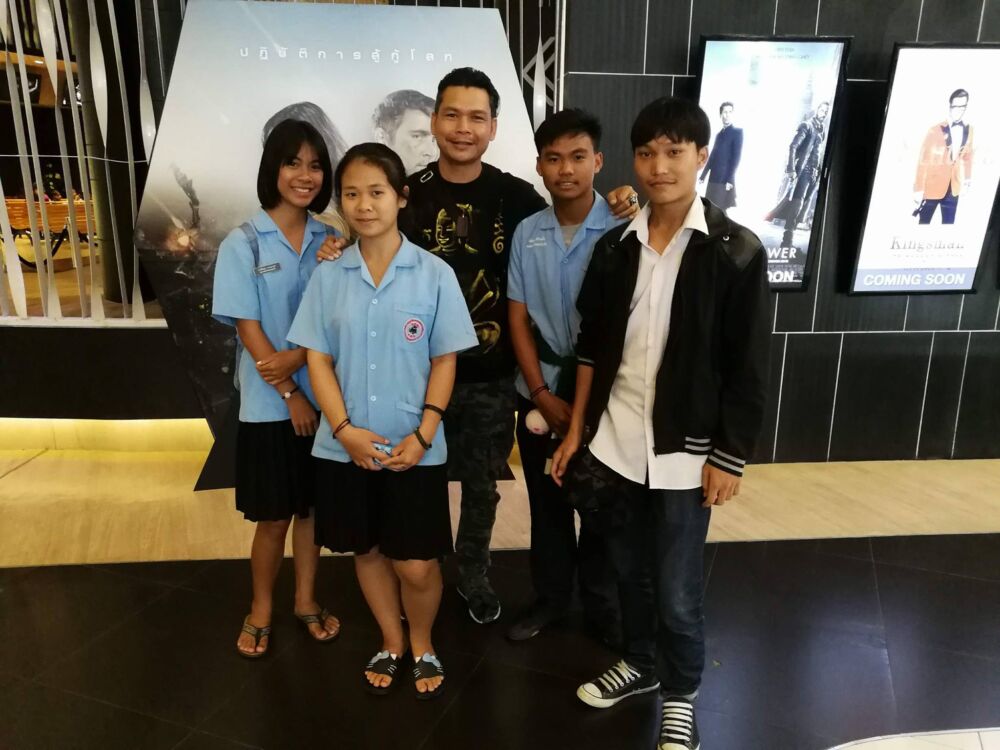 សូមសរសើរ! ជិះឡានរាប់ពាន់គីឡូម៉ែត្រឆ្លង 2ប្រទេសដើម្បីភាពយន្ត