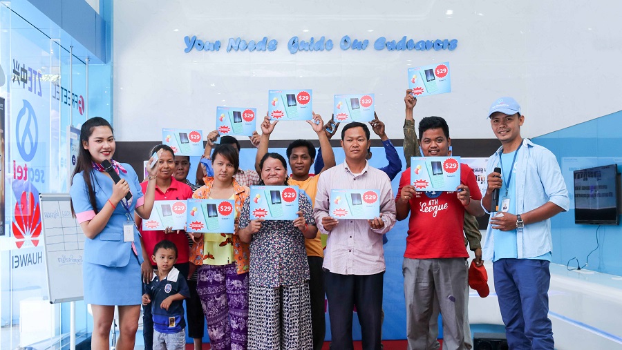 ក្រុមហ៊ុន SEATEL ចែកជូនទូរស័ព្ទស្មាតហ្វូន 100 គ្រឿងក្នុងឱកាសគម្រប់ខួបពីរឆ្នាំ