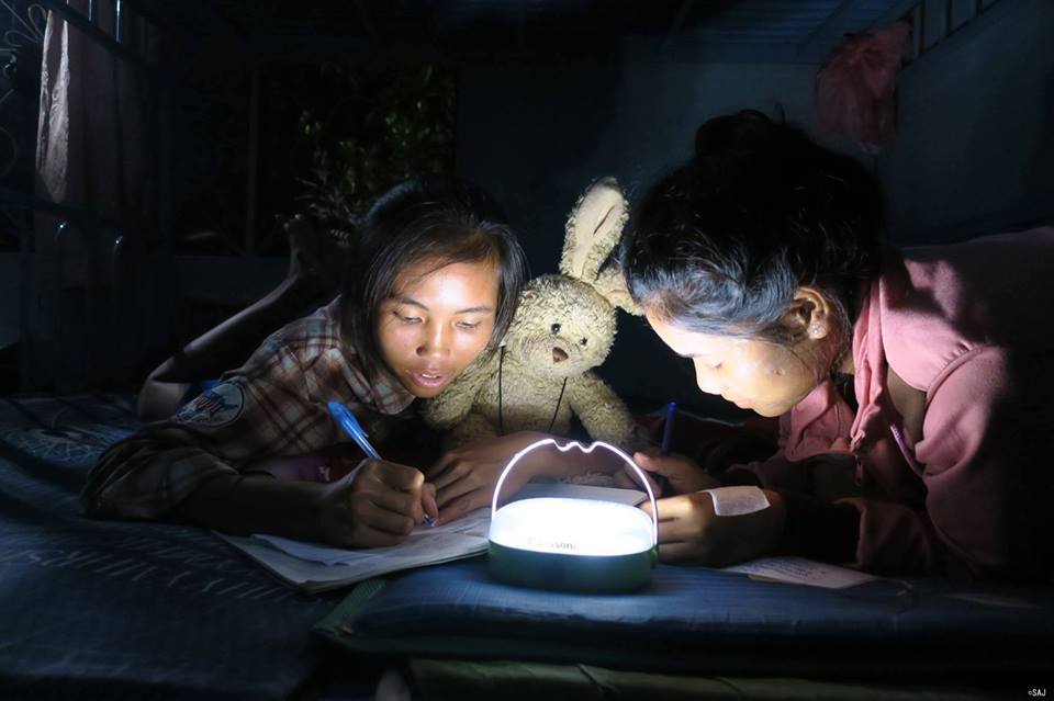 ពេល​មេឃងងឹត ការរៀនសូត្រ​របស់​កុមារ​ក្នុង​តំបន់​ខ្លះ​ត្រូវ​បញ្ចប់…