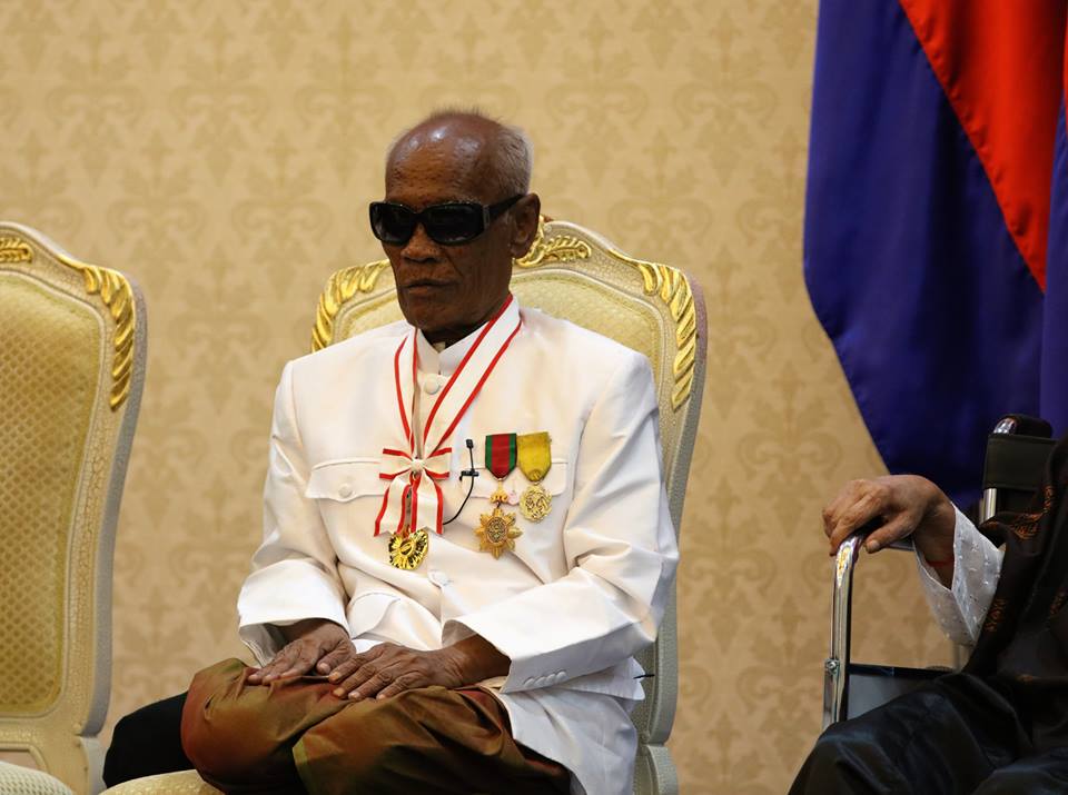 ព្រឹទ្ធាចារ្យ​កោសល្យ​វោហារ គង់ ណៃ ទទួល​គ្រឿង​ឥស្សរិយយស