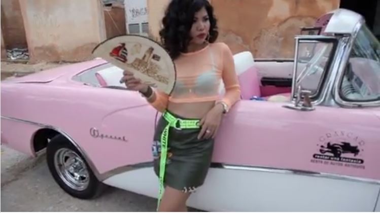 មាស សុខសោភា លេងម៉ូដឃើញអាវក្នុងមូលក្លំ (មានវីដេអូ)