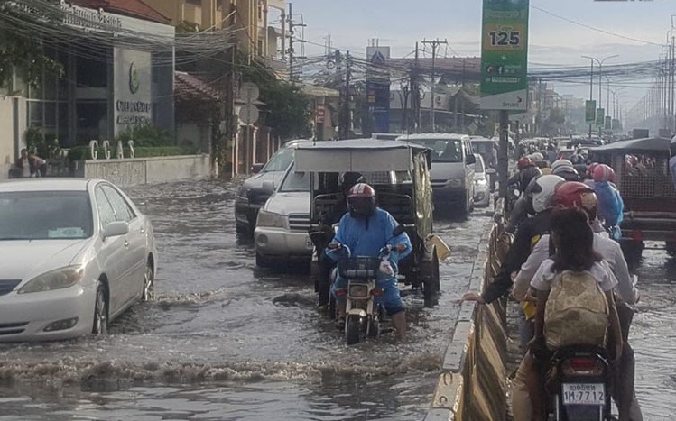 អាជ្ញាធរ​បញ្ជាក់​ពី​មូលហេតុ​ធ្វើឱ្យ​លិចលង់​ផ្លូវ2004