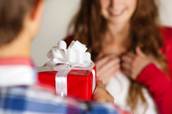 វត្ថុ 10 យ៉ាង​ដែល​ហាម​ទិញ​ឱ្យ​គូសង្សារ​ជាដាច់ខាត…មិន​ដូច្នេះ​ទេ នឹង​ក្លាយជា​បែបនេះ!!​