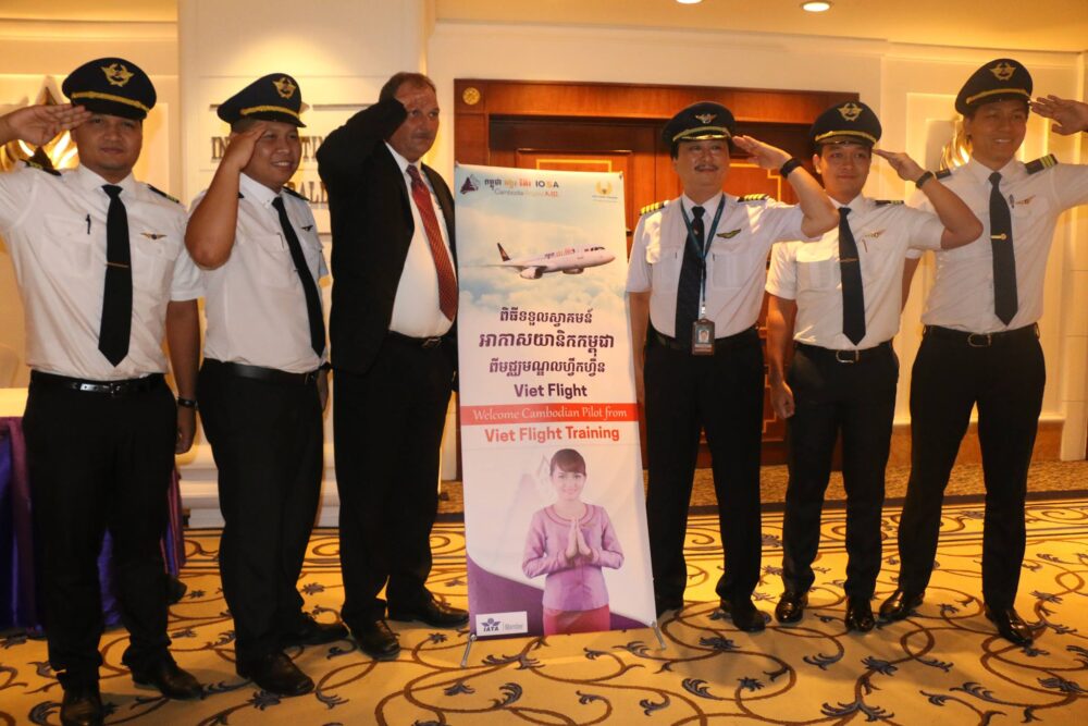 ក្រុមហ៊ុន កម្ពុជា អង្គរ អ៊ែរ សាទរអាកាសយានិកកម្ពុជា ពី Viet Flight Training រួមជាមួយការទទួលបានវិញ្ញាបនបត្រពី IATA និងកិច្ចសហការដៃគូជាមួយក្រុមហ៊ុន E-money