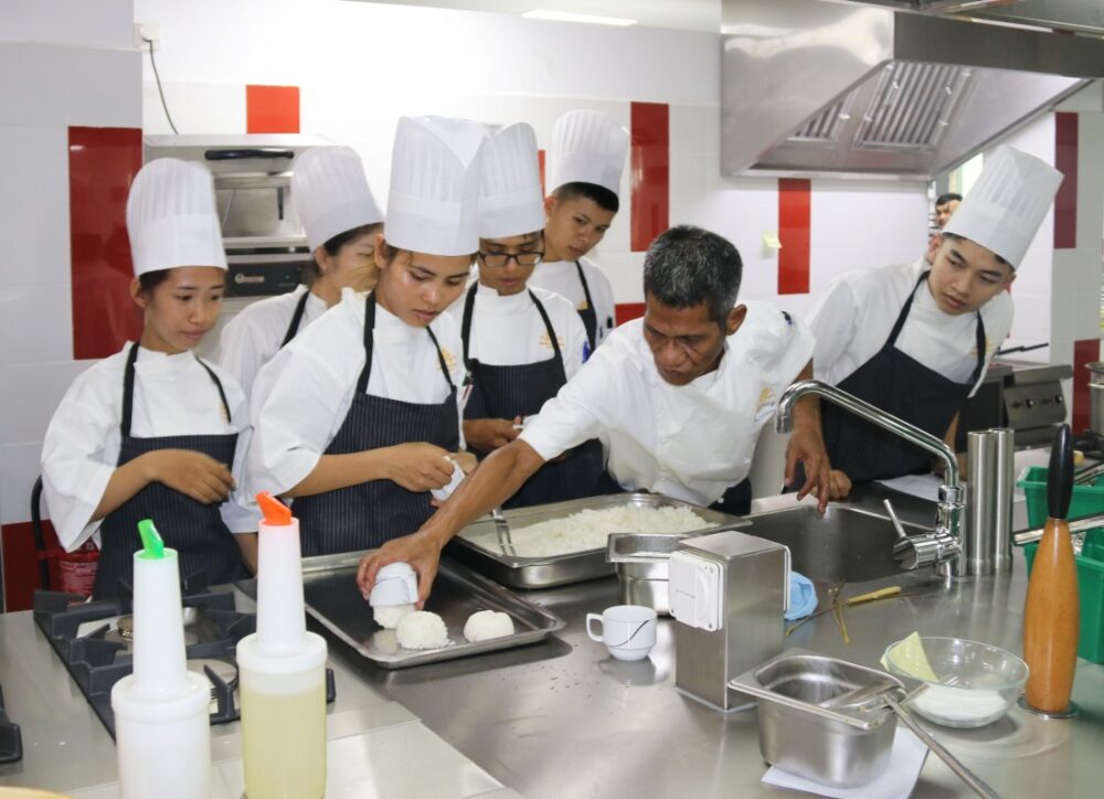 អាជីព​ចុងភៅ​មានឱកាស​បានការ​ងារ​ល្អ តែ​ខ្វះ​សាលា​បណ្តុះបណ្តាល