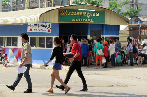 ឈ្មួញកណ្តាល​រកបាន​ប្រាក់​រាប់រយ​ដុល្លារ​ពី​ការ​ចេញទៅ​ធ្វើការ​ស្របច្បាប់​នៅ​បរទេស