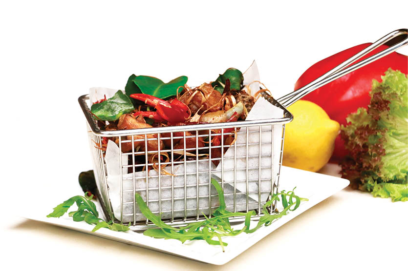 សាច់មាន់ឆាគល់ស្លឹកគ្រៃ អប់ស្លឹកក្រូចសើច