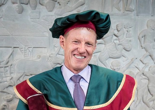 លោកឪពុករបស់កុមាររើសសំរាមនៅស្ទឹងមានជ័យទទួលសញ្ញាបត្រកិត្តិយសផ្នែកសង្គមកិច្ច