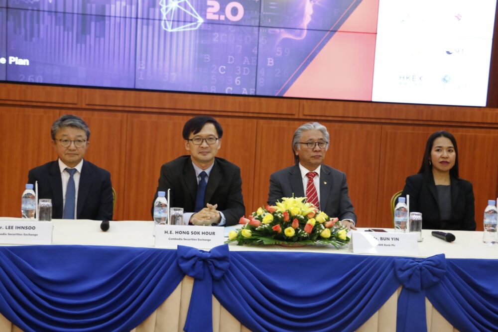 ធនាគារ CIMB សហការជាមួយក្រុមហ៊ុនមូលបត្រ ផ្តល់រង្វាន់ដល់និស្សិតជាប់ជយលាភី