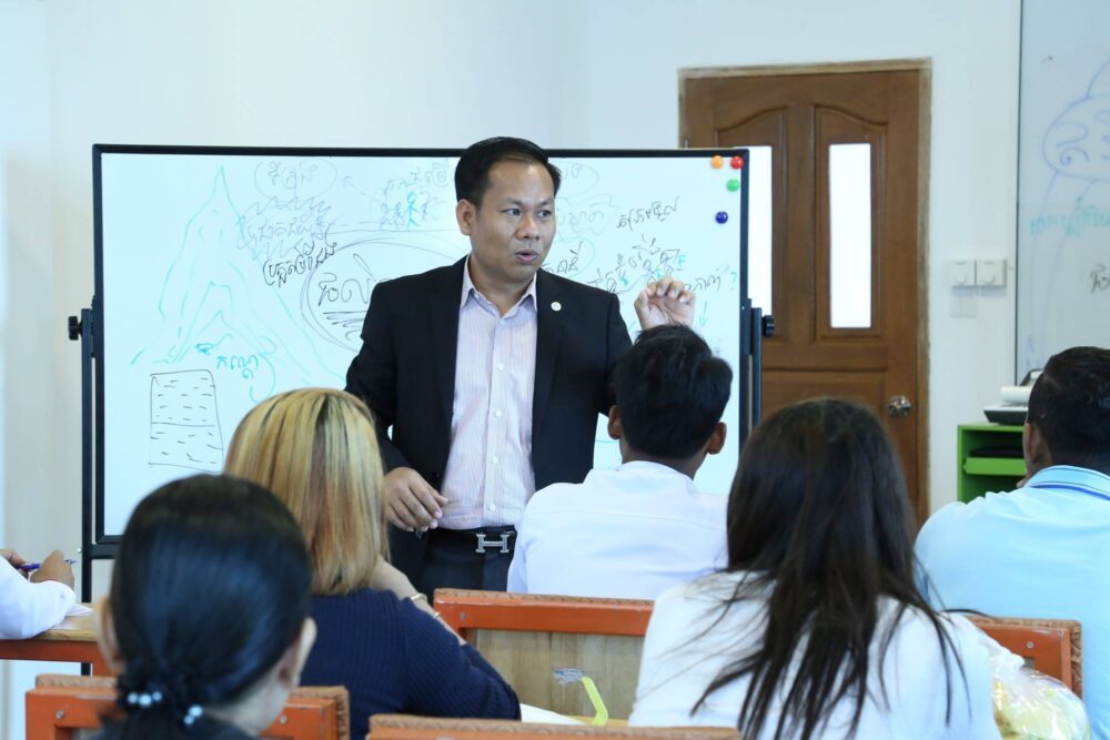 លោក កឹម អឿន៖ មនុស្ស​គួរ​ដក​អត្តសញ្ញាណ​ទុក​ទៅ​ម្ខាង​សិន ហើយ​ទទួលយក​រឿង​ល្អ​គ្រប់យ៉ាង