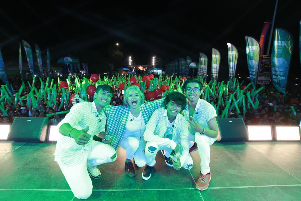 ព្រឹត្តិការណ៍​ប្រគំ​តន្ត្រី Smart Mega Concert បានធ្វើ​ឲ្យ​កក្រើក​ក្រុង​សៀមរាបយ៉ាង​ភ្លូកទឹកភ្លូកដី​ក្នុងឱកាស​ព្រះរាជ​ពិធីបុណ្យ​អុំទូក  