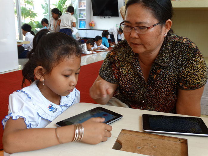 កុមារកម្ពុជាមានឱកាសអភិវឌ្ឍការអានតាមបណ្តាញបច្ចេកវិទ្យា