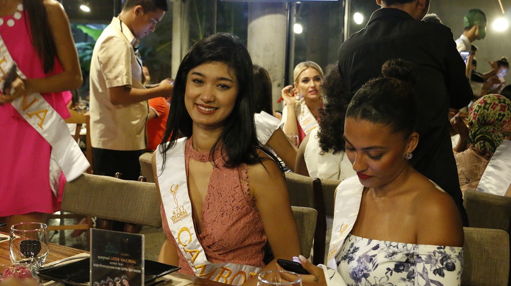 ក្រុមបេក្ខនារី Miss Global ជាប់ចិត្តអាហារខ្មែរនៅក្នុងភោជនីយដ្ឋាន One More