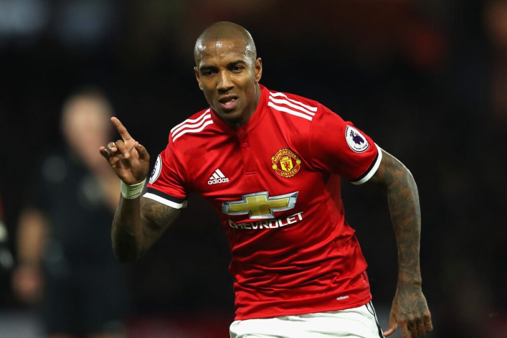 Young ជួយឲ្យ Man Utd កាត់ពិន្ទុតាមពីក្រោយ ខណៈ Spurs ជួបការខកចិត្ត