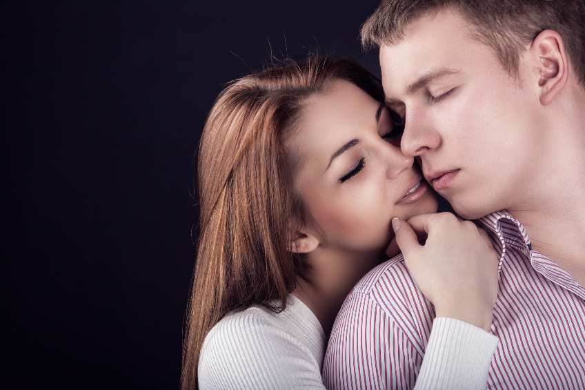 12 ចំណុចខាងក្រោមនេះ បើស្រីៗយើងធ្វើបាន…ប្រុសៗស្រឡាញ់ស្លាប់ហើយ!!!