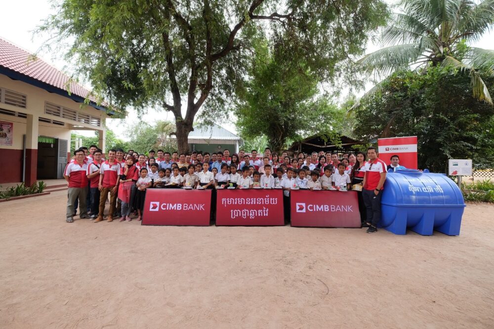 ធនាគារ CIMB ឧបត្ថម្ភ​សម្ភារៈ​បរិក្ខារ​អនាម័យ និង​​សិក្សា ដល់​សាលារៀន តាមរយៈ​គម្រោង «កុមារ​មាន​អនាម័យ ប្រាជ្ញា​ឆ្លាត​វៃ»