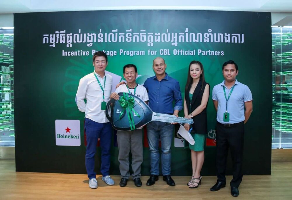 ក្រុមហ៊ុនផលិតស្រាបៀរ​កម្ពុជា (CBL) ប្រគល់​រង្វាន់​ផ្តាច់ព្រ័ត្រ