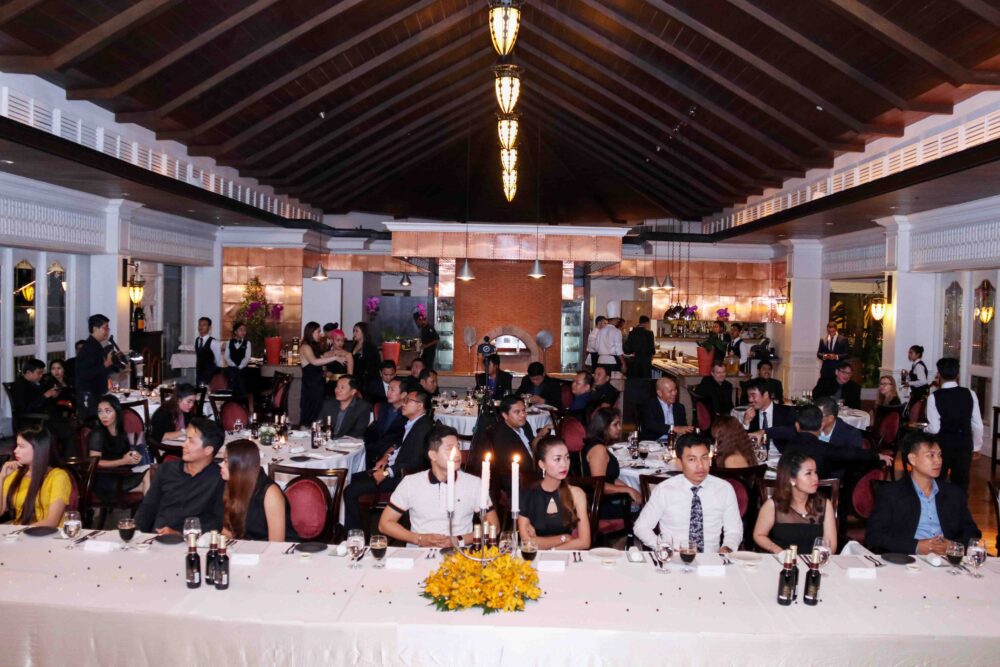 ABC អិ​ច​ស្ត្រា ស្តោ​ត ប្រគល់​រង្វាន់​ធំ​ដំណើរ​កម្សាន្តក្រេបទឹក​ឃ្មុំ​នៅ​អ៊ីតាលី