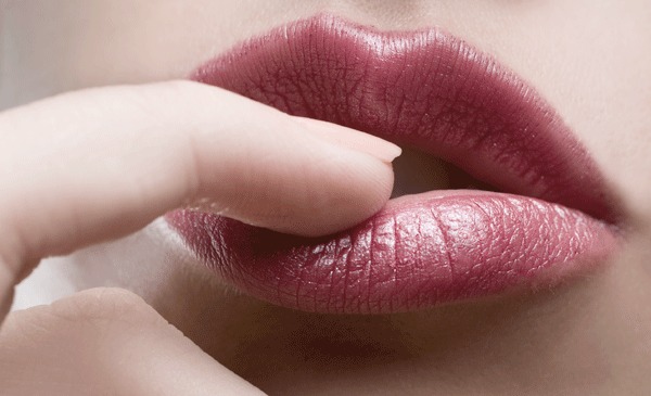 វិធី5យ៉ាង​ជួយ​ឱ្យ​បបូរមាត់​កាន់តែ​គួរឱ្យ​ស្រឡាញ់