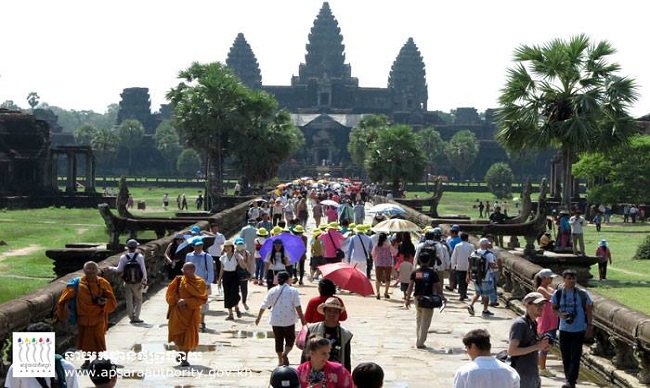 ភ្ញៀវទេសចរ​អន្តរជាតិ និង​ភ្ញៀវ​ទេចរ​ជាតិ ប្រមាណ​ជាង 33ម៉ឺន​នាក់ បាន​ចូលរួម​ឆ្លង​ឆ្នាំ​សកល​នៅ​ខេត្តសៀមរាប