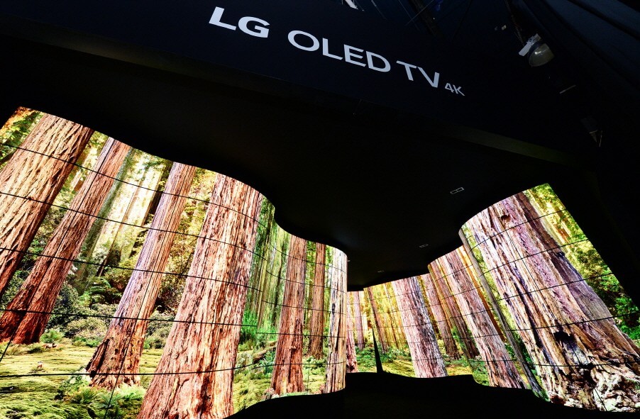 ជ្រលង​កោង​របស់ LG OLED បានបង្ហាញ​នូវ​ភាព​ភ្ញាក់ផ្អើល​ក្នុង​ព្រឹត្តិការណ៍​តាំងពិព័រណ៍​គ្រឿង​អេឡិចត្រូនិក CES 2018