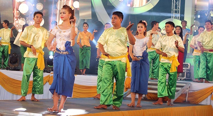 មកដឹងពីប្រវត្តិ ចង្វាក់បទរាំវង់ រាំក្បាច់ និងសារ៉ាវ៉ាន់របស់ខ្មែរ