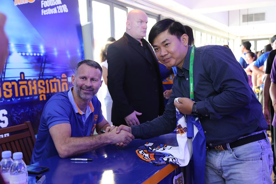 វីរបុរស​បាល់ទាត់ RYAN GIGGS រីករាយ​ដំណើរ​ទស្សនកិច្ច​នៅ​រោងចក្រ​ថៃ​ហ្គ័​រ