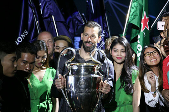 កំពូល​តារាបាល់ទាត់ RUUD VAN NISTELROOY៖ ខ្ញុំ​ចង់ទៅ​លេង​ប្រាសាទ អង្គរវត្ត​ខ្លាំងណាស់