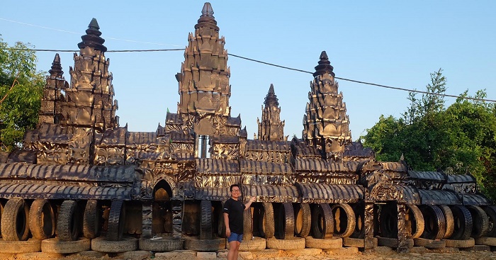 អស្ចារ្យមែន!! កូនខ្មែរច្នៃសម្បកកង់ឡាន ធ្វើជាប្រាសាទអង្គរវត្ត រង់ចាំស្វាគមន៍ភ្ញៀវមកលេងមហាសង្ក្រាន្ដនៅបាត់ដំបង