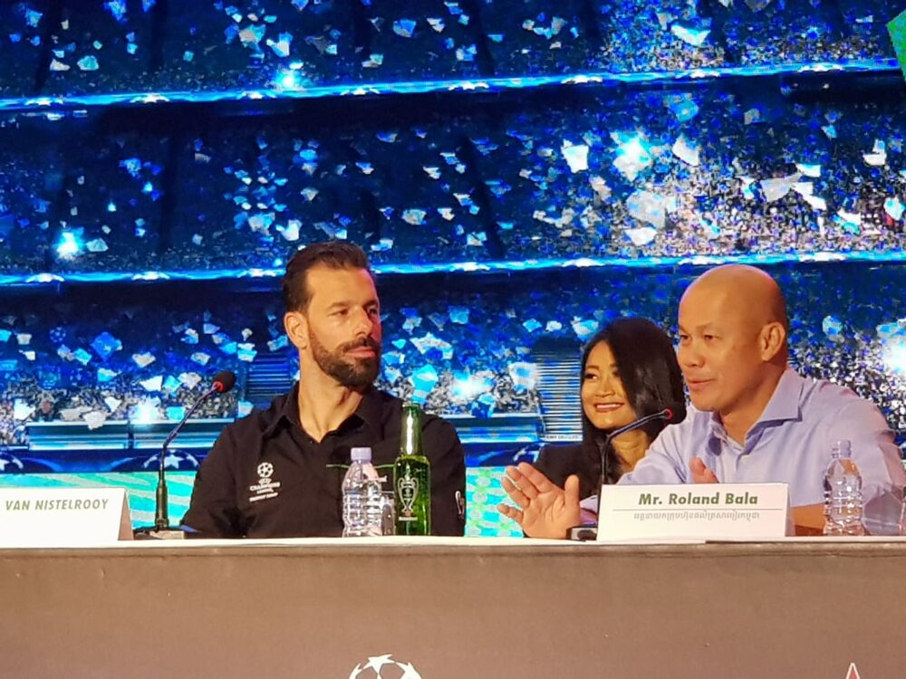 សន្និសីទ​សារព័ត៌មាន​ស្តីពី​កម្មវិធី​ដំណើរ​ទេសចរណ៍​ពានរង្វាន់ UEFA CHAMPIONS LEAGUE 2018 ជាមួយ​កីឡាបាល់ទាត់​អន្តរជាតិ RUUD VAN NISTELROOY