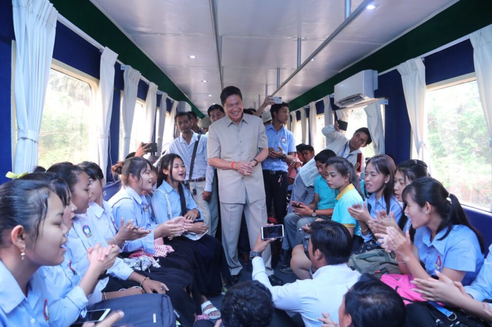 ស្អែក​នេះ​អ្នកដំណើរ​អាច​ជិះ​រថភ្លើង​ពី​ភ្នំពេញ​ទៅ​ព្រលានយន្តហោះ​បាន​ហើយ