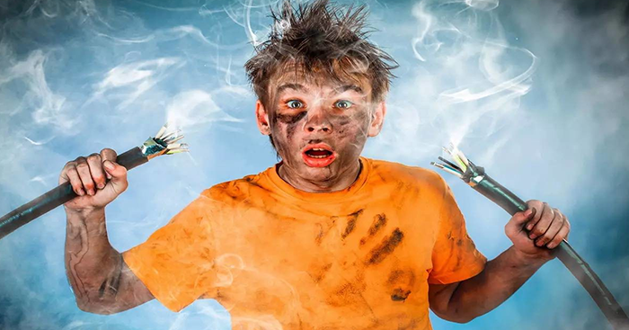 វិធីជួយសង្គ្រោះ​មនុស្សឱ្យ​រួច​ផុតពី​ការ​ឆក់​ខ្សែភ្លើង