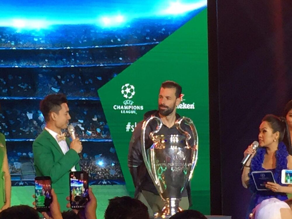 RUUD VAN NISTELROOY ដង្ហែ​ពាន UEFA CHAMPIONS LEAGUE 2018 និង​ជួប​អ្នកគាំទ្រ