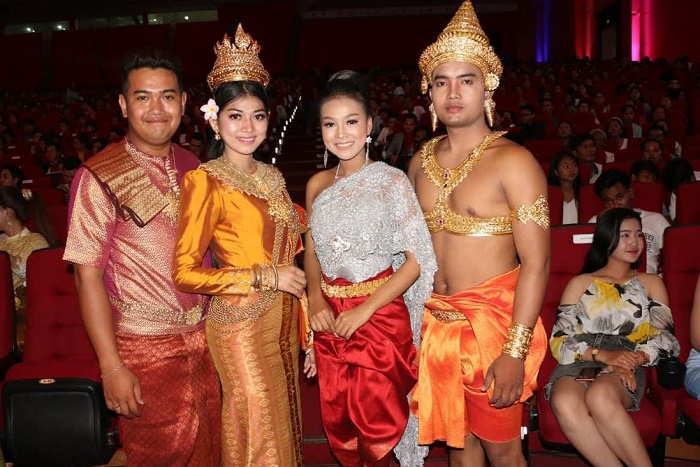 កក្រើកភ្លូកទឹកភ្លូកដី “គ្រួសារតារាកម្ពុជា” បំផុសសម្លៀកបំពាក់បុរាណខ្មែរនៅក្នុងកម្មវិធីសម្រស់ឯកវាយនភណ្ឌ