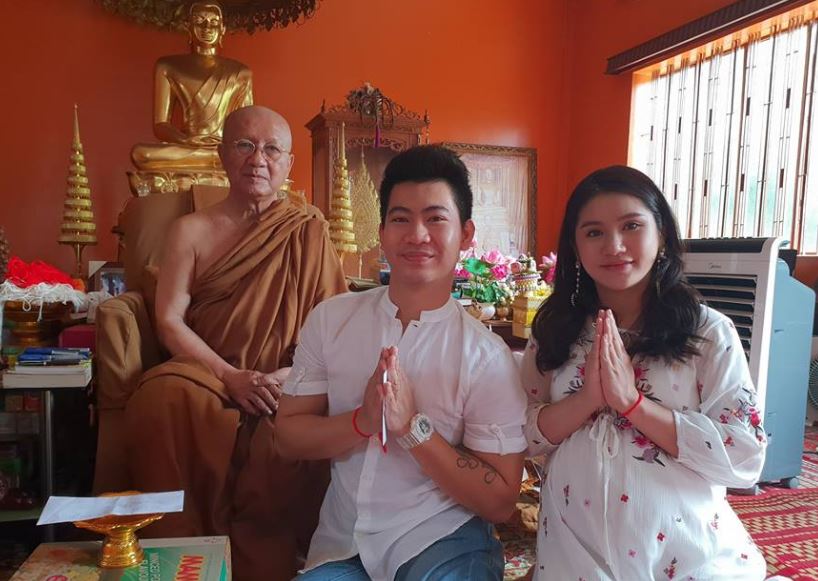 គង់ ចាន់ស្រីមុំ និងស្វាមី ធ្វើបុណ្យសូមសេចក្ដីសុខមុនថ្ងៃសម្រាល