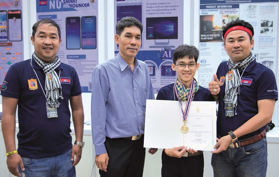 និស្សិត​មួយក្រុម​បង្កើត​កម្មវិធី​កុំព្យូទ័រ​ស្គាល់ចិត្ត​មនុស្ស ទទួលបាន​ពានរង្វាន់​ពី​បរទេស