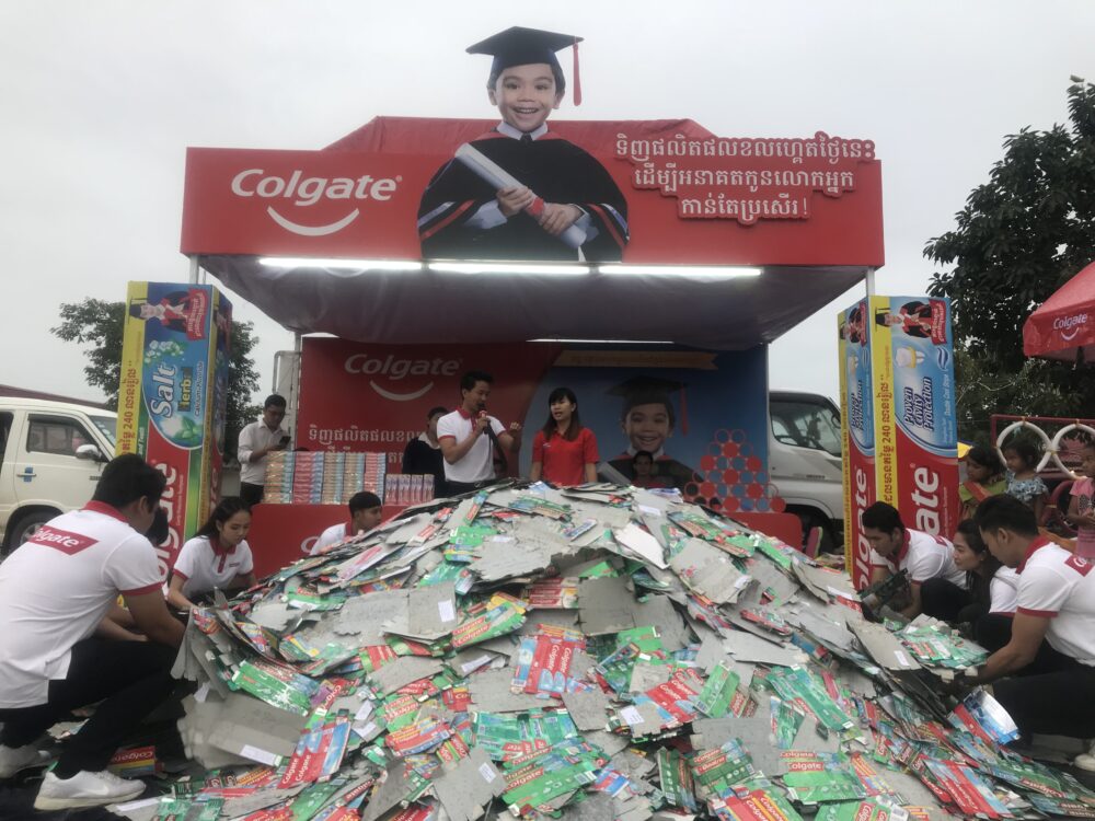 កម្ម​វី​ធី​ចាប់​រង្វាន់​អាហារូបករណ៍​ថ្នាំដុសធ្មេញ Colgate ឆ្នាំ2018 លើក​ទី2ស្ថិតនៅ​ផ្សារ​រាត្រី ទី​រួម​ខេត្ត​កំពង​ស្ពឺ