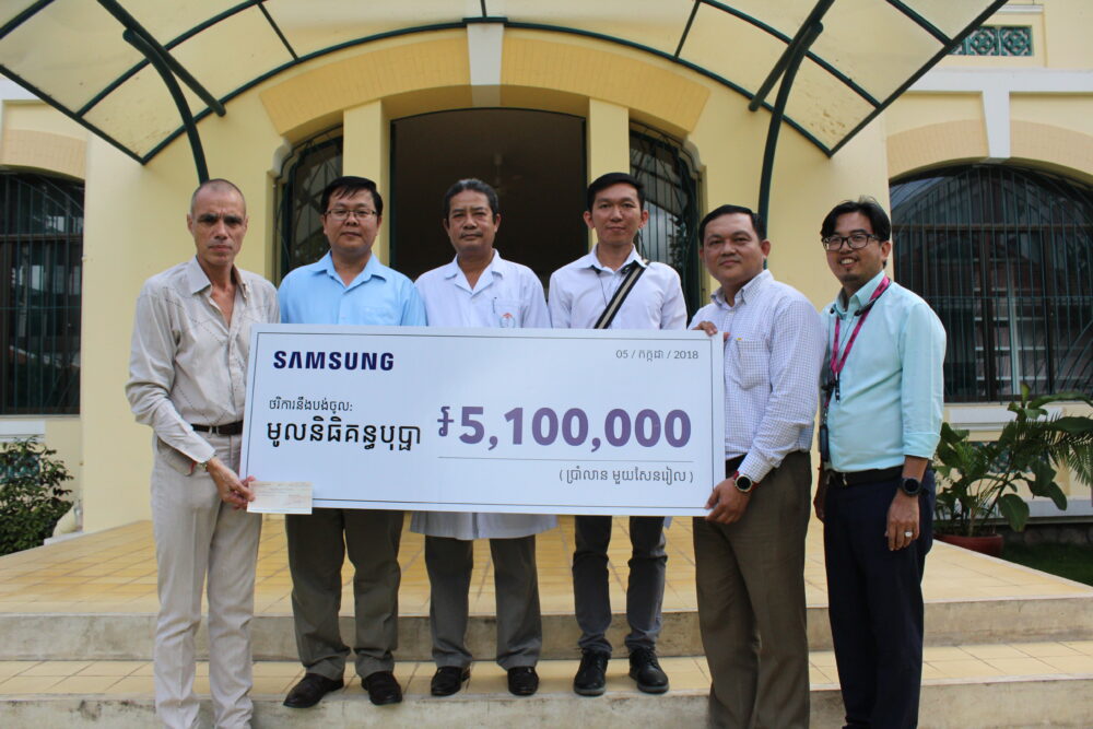 ក្រុមហ៊ុន Samsung បានបរិច្ចាកថវិកាចំនួន 5,100,000រៀលពីកម្មវិធី “Slow-mo Challenge’’ របស់ Samsung Galaxy S9/S9+ ជូនទៅមន្ទីពេទ្យគន្ធបុប្ផា